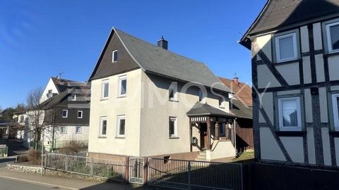 Dit charmante familiehuis combineert traditioneel karakter met modern huiselijk comfort en biedt een unieke woonervaring. Het pand maakt indruk met zijn authentieke constructie en de mogelijkheid om de bijgebouwen en de ruime schuur naar eigen idee u...