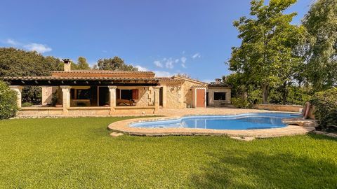 Cette charmante maison de campagne majorquine est située à quelques minutes de route du village de Pollensa, dans le nord de Majorque. Construit avec la pierre traditionnelle majorquine, il est entouré d’un grand jardin bien entretenu et d’une grande...