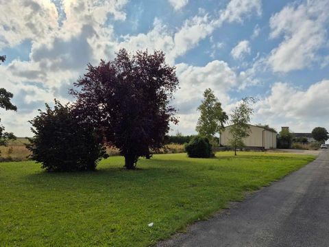 Terrain constructible de 1 259 m² avec hangar