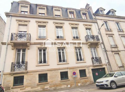 Superbe appartement comprenant tout l'étage d'un bel immeuble bourgeois, offrant une vue imprenable sur la ville