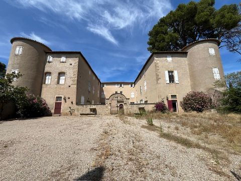 Château du début du XVIIe siècle situé près de Pézenas avec jardins et piscine