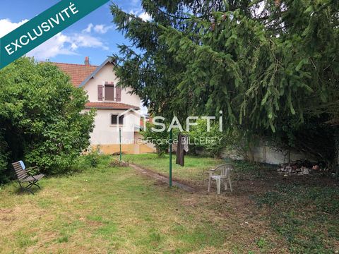Maison ancienne de 94 m² sur 7 ares 88 de terrain à proximité des commerces et des échangeurs autoroutiers.