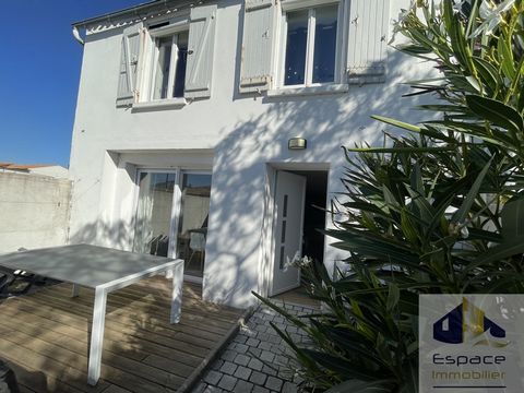 Venez découvrir cette maison ancienne entièrement rénovée en 2021, située sur la commune de Clavette à seulement 15 minutes de La Rochelle et à proximité immédiate des commerces et de l'école. Avec ses 110 M2 habitables, elle offre de beaux volumes. ...