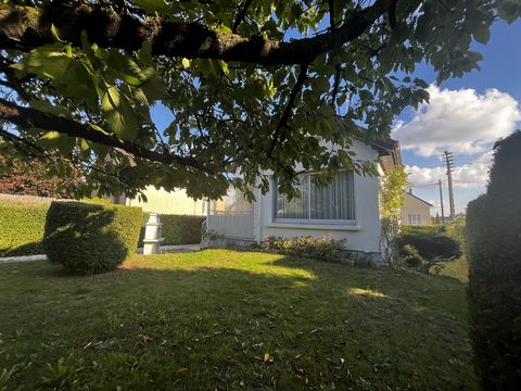 Saint-André-les-Vergers, dans un secteur résidentiel au calme. Venez découvrir cette maison des années 1970 sur sous-sol au beau potentiel. Elle vous propose au rez-de-chaussée un salon-séjour d'environ 38 m2 avec accès direct sur une terrasse et son...