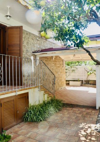 Ascea Marina : Villa de Rêve à quelques pas de la mer Découvrez votre nouvelle maison dans la célèbre marina d'Ascea, à seulement 300 mètres des splendides plages. Cette villa, en excellent état, s'étend sur deux étages pour un total de 130 m2, offra...