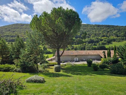 Propriété avec dépendances et parc paysagé