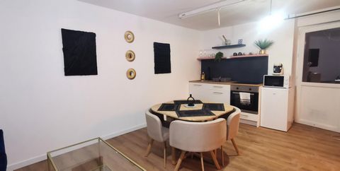 Idéalement situé sur la commune de Vinzelles cette maison en pierre divisée en 4 appartements loués est un investissement locatif rentable.