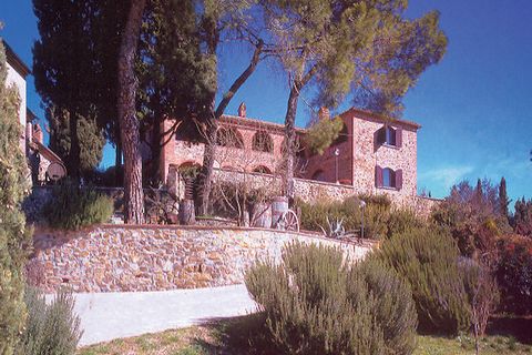 Manor House with several annexes. This property is located on a bright, sunny and panoramic area and borders to a small natural lake which can be reached on foot. The Villa comes with 60 hectares of land and with various types of vineyards, olive tre...