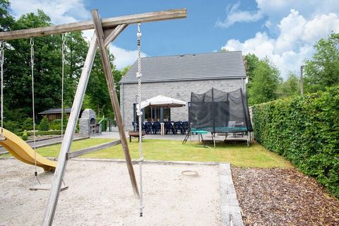 Dit fijne vakantiehuis in het Belgische Durbuy beschikt over een gezellige tuin, een terras en tal van mogelijkheden voor de kinderen. Er kunnen 14 gasten verblijven in dit huis met 5 slaapkamers dat ideaal is voor familievakanties. Het centrum van D...