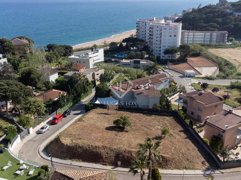 This plot is located in Sant Pol de Mar, one of the most idyllic and charming towns in Maresme, next to the sea and only 35 minutes from Barcelona. This land has two adjoining plots for a total of 1300 m², to build a house with sea views and within w...