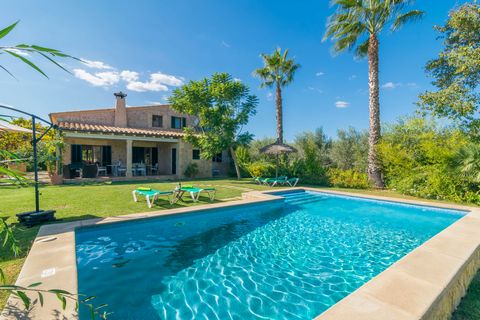 Welcome to this great villa for 8 people, with a private pool on the outskirts of Alcúdia. Surrounded by pure nature and greenery, the exterior area of this house invites you to rest. You can recharge your body and mind every morning with a delicious...