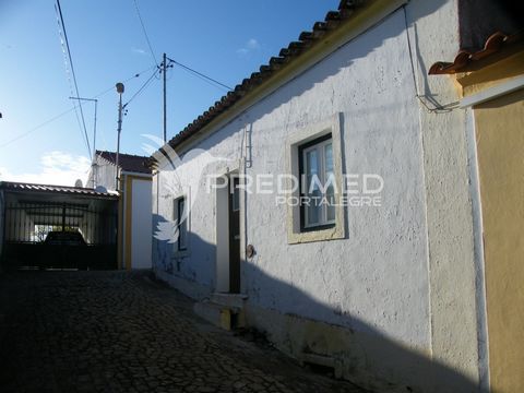 House for sale in the parish of Beirã, to recover. Consisting of: -Kitchen; -Living room; -Bathroom; -3 Bedrooms; -Parking space; Excellent deal. Features: - Garden