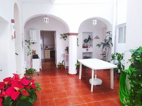 Building for sale in center of Tarifa old Town which would be suitable to transform into a large residence or hotel. The property is currently split into 2 seperate houses with direct private access from street for both. The main house is accessed vi...