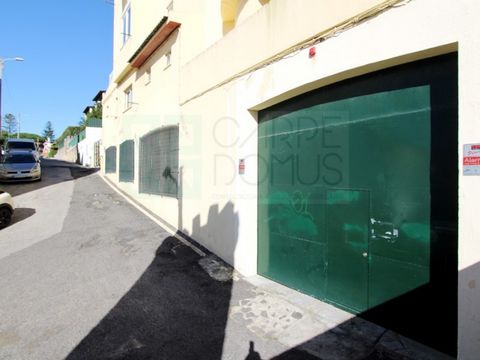 Warehouse with 1.150m2 in Estoril, Cascais. Ample space on the lower floor of a residential building. It has a rectangular shape of +/- 45 meters x 24 meters. The average height is 3.5 meters. Entrance gate, with door, with 3.7x3,7meters. It has 2 ba...