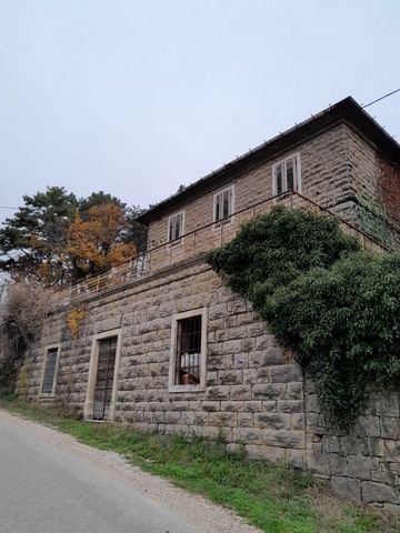 Location: Istarska županija, Grožnjan, Grožnjan. A detached, autochthonous Istrian house for renovation with an open view of Grožnjan is for sale. Grožnjan is known as the 