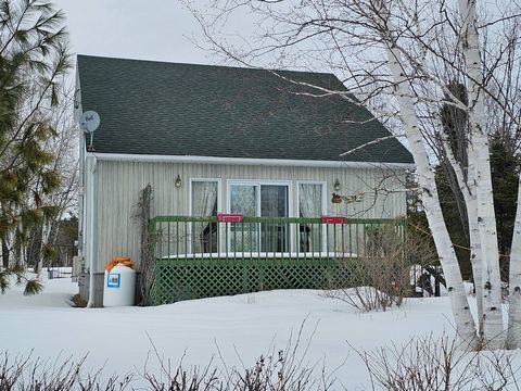 Let yourself be charmed by this warm property! Located a few steps from the majestic Lac St-Jean. It has 2 bedrooms with a bathroom adjoining one of them. Do you like tranquility and nature? This house is for you! INCLUSIONS Blinds, curtains, light f...