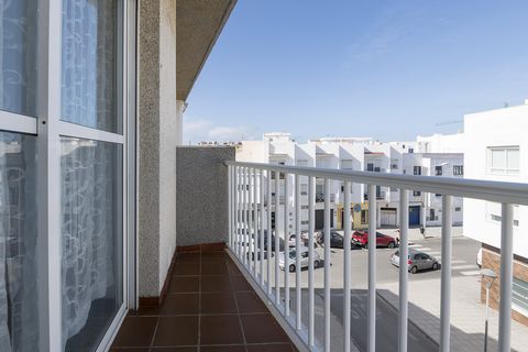 Welcome to this beautiful studio ideal for couples, just 500 meters from Los Lances beach. The beautiful apartment is located in the centre of Tarifa and offers a cosy balcony where you can relax in the evenings after a long day at the beach. The lof...