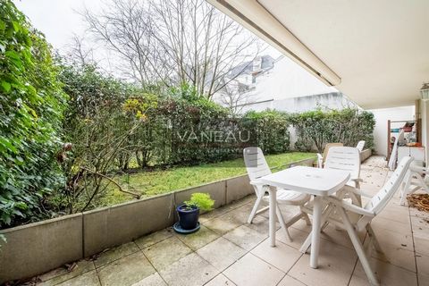 Situated on the garden level of a prestigious building from 2000, overlooking 120 sq.m of gardens, Vaneau presents this lovely family sized apartment with 5 rooms and a garden-terrace with south western exposure. This apartment consists of an entranc...