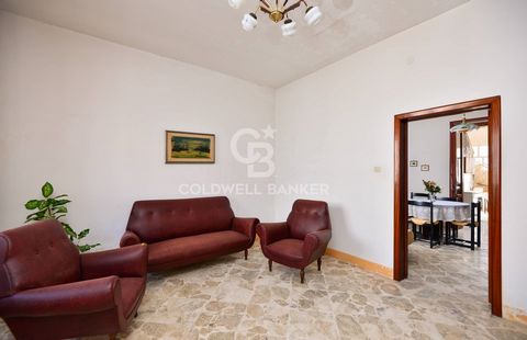 ORTELLE - LECCE - SALENTO In Vignacastrisi (hamlet of Ortelle), just 5 km from the crystal clear sea of the Salento coast, we offer for sale an independent house of about 200 sqm located entirely on the ground floor with a large private garden and ro...