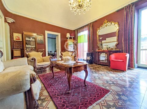 Catania, Historic Center: In the good living room of the city of Catania, in one of the most characteristic streets of the historic center of the city, close to Piazza Stesicoro and Via Etnea, we offer the sale of a prestigious period apartment, loca...