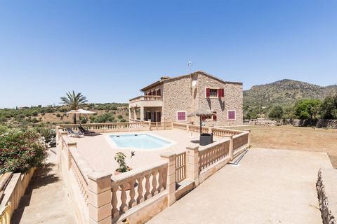 This spectacular finca Cas Cavaller, with spacious 13000m2 and horse stables, is just minutes away from the beach and the village of San Lorenzo in the North East area of Mallorca. Along a paved entrance driveway you ride along the field and arrive t...