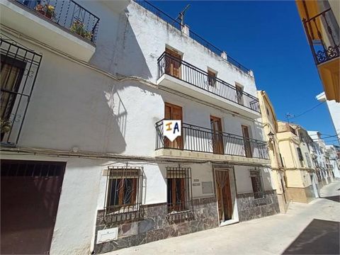 Exclusif pour nous. Cette maison de ville meublée de 7 chambres et 3 salles de bains de 195 m2 est située dans le village d'El Higueral, à 10 km d'Iznájar, dans la province de Córdoba, Andalousie, Espagne. La propriété est composée de 4 étages. Le re...