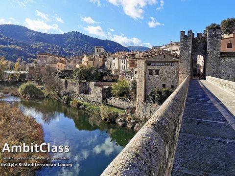 Splendid urban manor house, built in 1900, located in the center of the medieval village of Besalú. It is a unique and unique estate, by location and size. It consists of 1,564m² with 840m² built on two floors, plus a usable semi-basement. What provi...