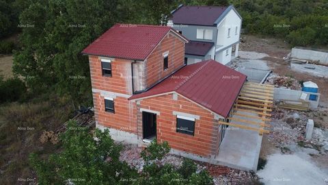 Wir verkaufen ein Haus in Juršići. Es befindet sich mitten in grüne Natur, bis zum Meer (Barbariga) sind es 20 min Autofahrt, bis zum Hafenstadt Pula genauso. Schöne Lage, vor allem für derjenige, die in touristische Hochseason zwar tolle Wetter und ...