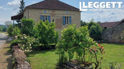 A21040SGU46 - Il s'agit d'une opportunité formidable d'acquérir une grande maison familiale ou un projet de développement, dans la magnifique région Midi-Pyrénées, entre les vignes de Malbec et la rivière Lot Des marches traditionnelles en pierre mèn...