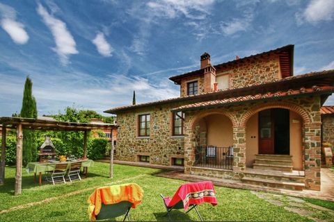 ﻿Dit sfeervolle appartement in Lucignano heeft een gezamenlijk zwembad en een grote tuin met een tuinhuisje. Er zijn 2 slaapkamers waar in totaal 4 gasten in kunnen verblijven. Dit is de ideale optie voor een gezinsvakantie. Het appartement ligt op 2...