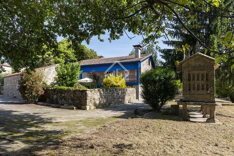 In Nigran, we find this beautiful, charming villa for sale, the first stones of which date back to 1880. Located on a large plot of 6.750 m², it is a unique property, located in a quiet environment and close to all services needed. The property is su...