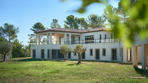 Located in the heart of Terre Blanche - one of the most prestigious and secure areas 24 hours a day in France with a 5 star hotel, a spa, a swimming pool, this out of the water and outside air property is designed on a plot of 10,175 m2 and offers a ...