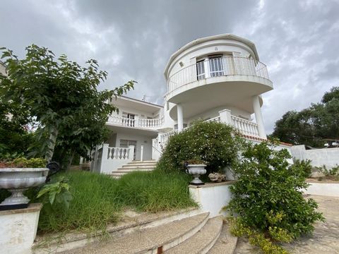 Villa de 242 m2 sur la plage d’Alcanar, Costa Dorada, Tarragone. Il dispose d’une maison principale composée d’un salon, d’une cuisine séparée, de toilettes et d’une terrasse au rez-de-chaussée, de 3 chambres doubles, d’une salle de bains et de terra...