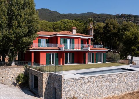 Wir bieten eine schöne Villa auf dem Hügel von Ospedaletti zum Verkauf an. Es erstreckt sich über drei Etagen und ist von einem üppigen Pinienpark umgeben. Die Unterkunft bietet einen Panoramablick auf die Bucht von Ospedaletti und das Mittelmeer. De...