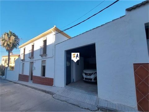 Dieses 241 m² große Stadthaus mit 4 Schlafzimmern und 2 Bädern liegt im malerischen Castil de Campos, nur 10 Minuten von der großen Stadt Priego de Cordoba in Andalusien, Spanien, entfernt und verfügt über ein großes Grundstück von 364 m² mit einer p...
