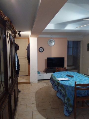TAFFURO MANDAT No 98738 This pleasant town house of 130 m2 on 2 levels, benefits from a pretty little interior courtyard with storage shed. It allows you to have lunch outside in good weather and to do crafts. The house is made up of a DINING ROOM, s...
