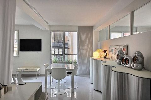 MOBILITY LEASE ONLY: In order to be eligible to rent this apartment you will need to be coming to Paris for work, a work-related mission, or as a student. This lease is not suitable for holidays or remote work. For design lovers, this apartment combi...