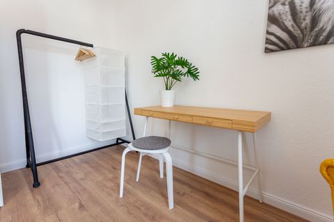 Welcome to the Beschickbaren Apartment in Chemnitz. This stylish accommodation is in a prime location not far from the main train station. It takes you 10 minutes to walk to downtown Chemnitz. You live in a fully equipped apartment that is all yours....