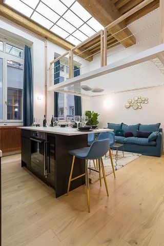 Located between the Place des Terreaux and the Place des Jacobins, the apartment will give you access to the whole heart of the Presqu'île on foot! An atypical, comfortable, design and hyper central apartment that can accommodate up to 4 people. The ...