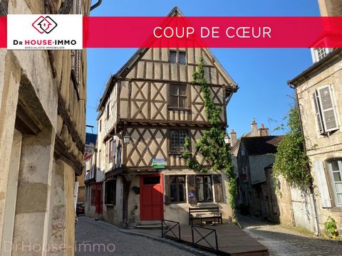 Building could not be more central by its location and central therefore in the life and economy of the village since its construction in the sixteenth century, at the beginning probably a shop operated by a rich merchant, then used as a café-tabac, ...