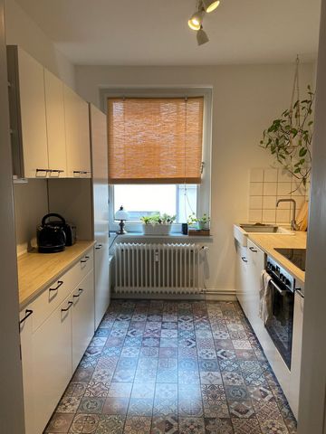 For rent here is immediately a fully equipped and high quality 4 room apartment in Recklinghausen. Equipped with 8 x single beds (90x200 cm) a kitchen a bathroom, this apartment is suitable for 8 people. Due to the modern and bright furnishings, the ...