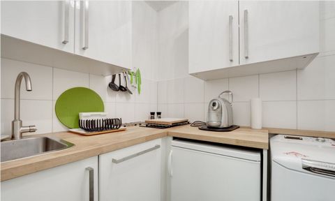 The apartment is located in a quiet side street in a central location of Karlsruhe. It is bright, friendly and modern and stylishly furnished by the landlady. It has W-LAN and TV. The two rooms are furnished as follows. Room 1: double bed, wardrobe, ...