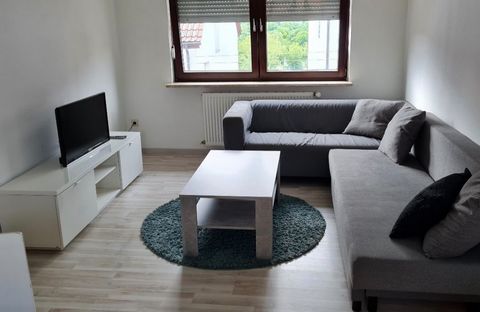 Die Wohnung befindet sich h im DG eines Zweifamilienhauses. Sie ist zentral gelegen.