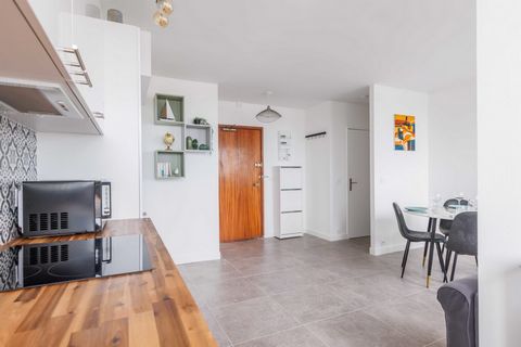 Appartement cosy situé dans le 19e arrondissement de Paris pouvant accueillir jusqu'à 4 voyageurs. Il se situe au 20ème étage avec ascenseur Ce logement met à votre disposition : - Une cuisine équipée (réfrigérateur, plaques de cuisson, micro ondes, ...