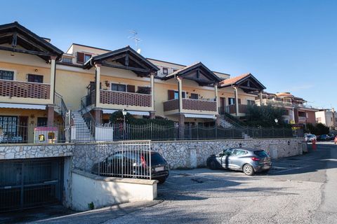 Mentana - via Kant - We offer for sale a recently built four-room apartment, with terrace and parking space. The house, with an independent entrance, is located on the first floor of a small building of only 8 residential units, built in 2009. Intern...