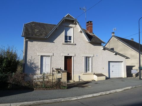 Semi-buried house dating from around 1900 with a slated roof in good condition. On the ground floor, the entrance hall leads on the right to a dining room/ kitchen of 26 m² as well as a tiled corridor giving access to the first floor. On your left a ...