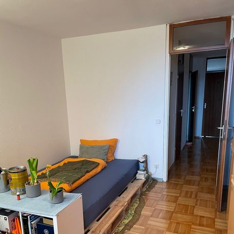 This nice, huge appartament with a great view from two balkonies will inspire you. You have floor deep windows which lets much light into thre appartament. The separate dining area is great for recieving guests. It's a quiet area, not far from the wo...