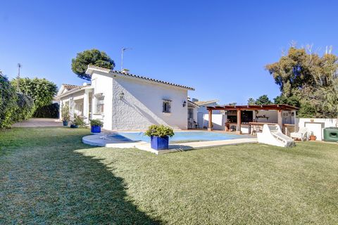 This classic Mediterranean style 4-bedroom villa is located in El Saladillo along the New Golden Mile in Estepona. The home currently features 4 bedrooms and is waiting for new owners to infuse it with their own personal touch. Boasting a prime beach...