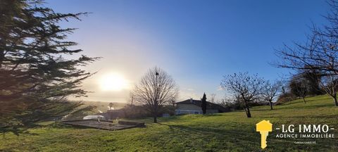 Your LG IMMO agency offers you this real estate complex with a total surface area of 277 m2 composed of two houses located in the heart of a park of 11,472 m2 with infinity pool overlooking the Gironde estuary. The first house of 139 m2 comprises on ...