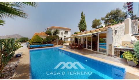 Si c'est votre rêve de vivre dans une villa fantastique et de haute qualité avec une piscine et une vue imprenable sur la méditerranée, vous avez trouvé la bonne propriété. Cette villa de luxe de 280 m2 offre tout ce que vous pourriez souhaiter. Au c...